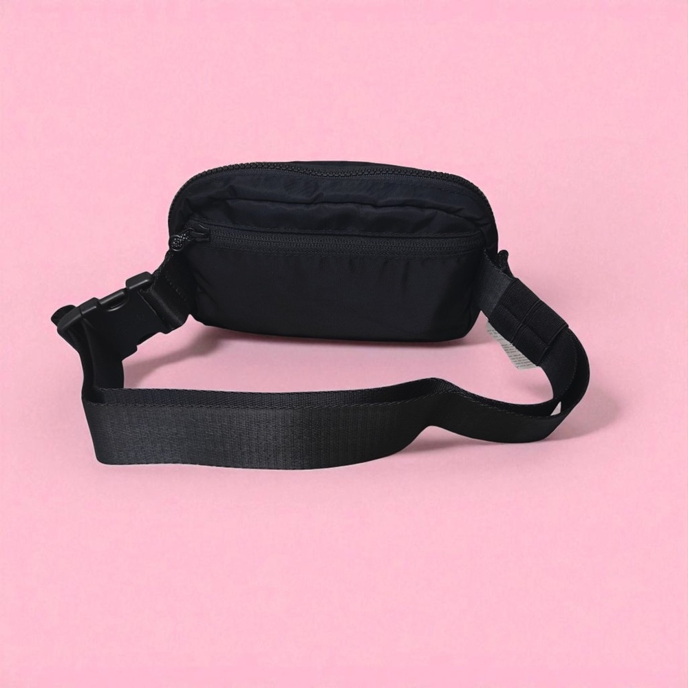 lululemon athletica Classic Black Crossbody Bag 1L - Picture 6 of 6